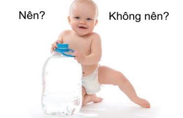 có nên cho trẻ sơ sinh uống nước